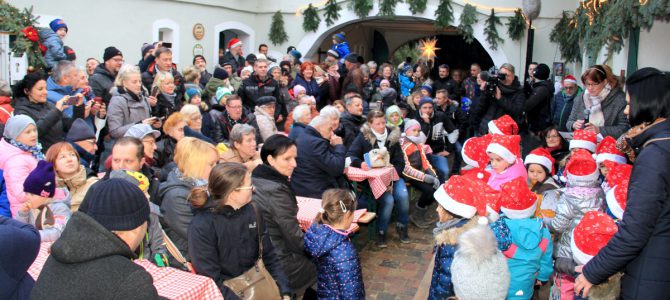 Hochbetrieb beim Weihnachtsmarkt im Zeißighof