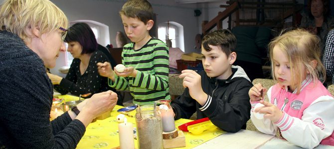 Kinder Verzieren Ostereier im Zeißighof